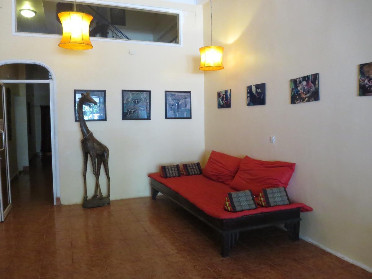 Goldie Guesthouse Phnom Penh Extérieur photo