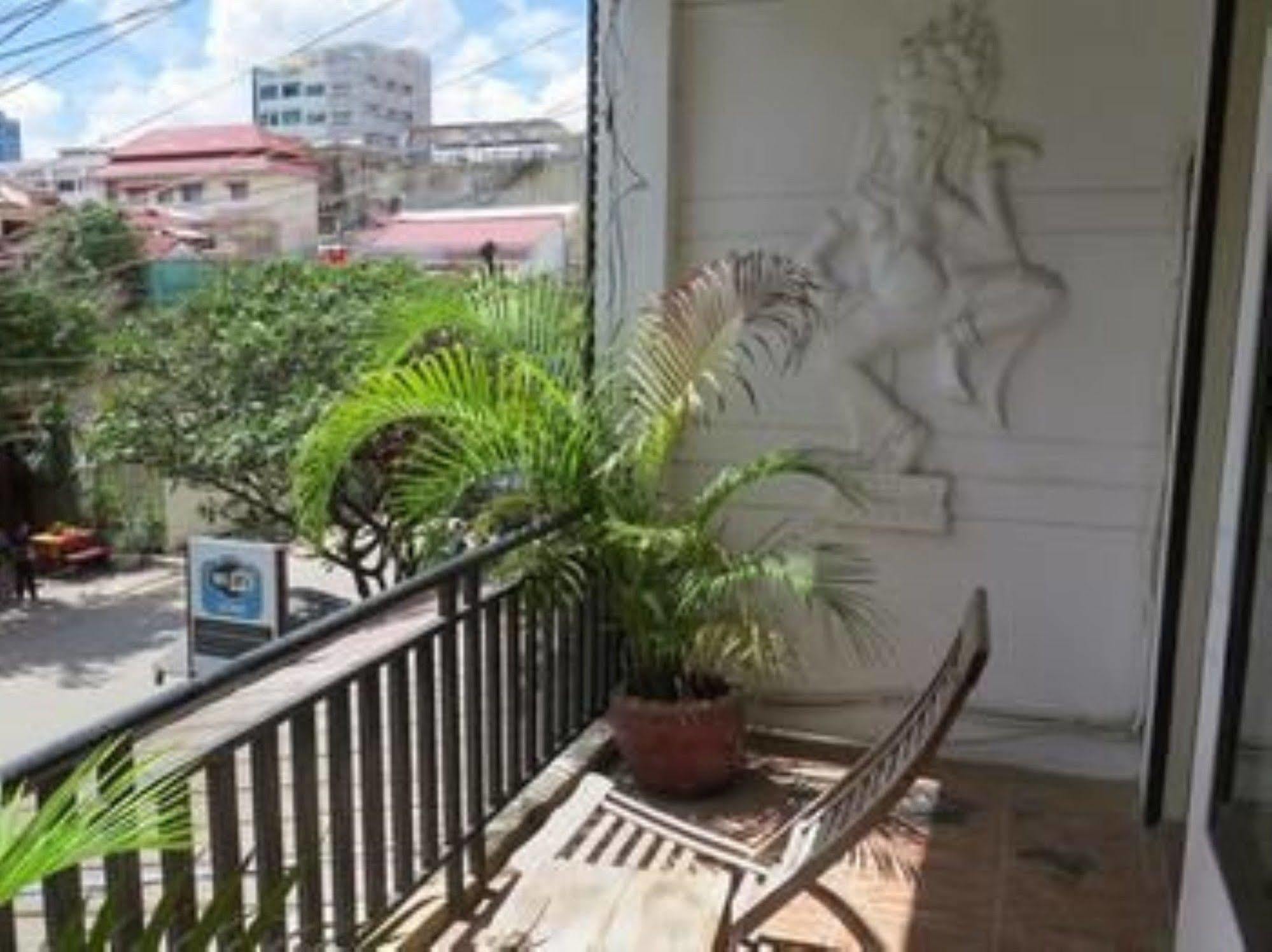 Goldie Guesthouse Phnom Penh Extérieur photo